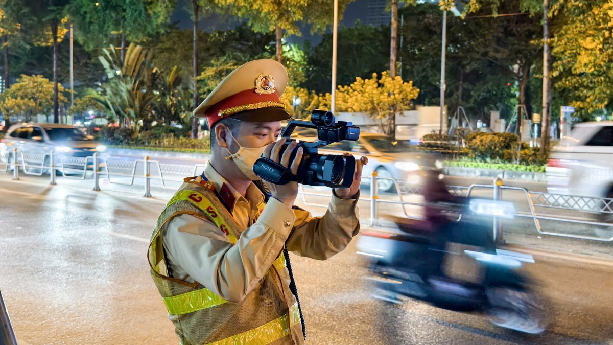 Tài xế xe ôm công nghệ che biển số né phạt nguội, biện minh