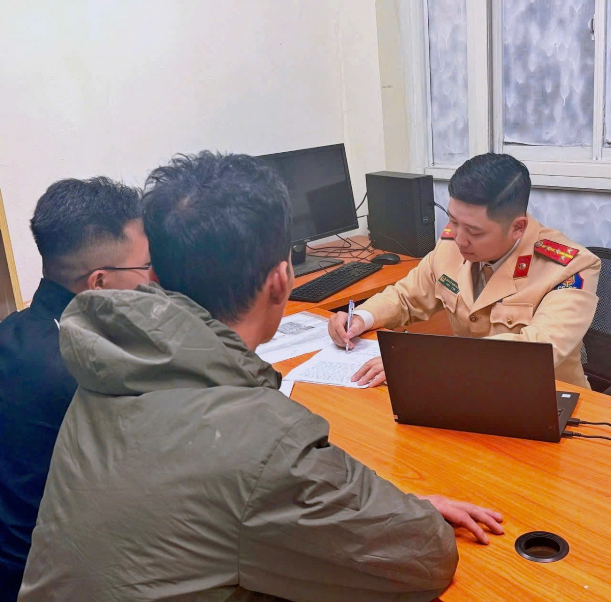 Hà Nội: Xử phạt nghiêm tài xế xe tải làm rơi vãi bùn đất, tiềm ẩn nguy cơ tai nạn giao thông