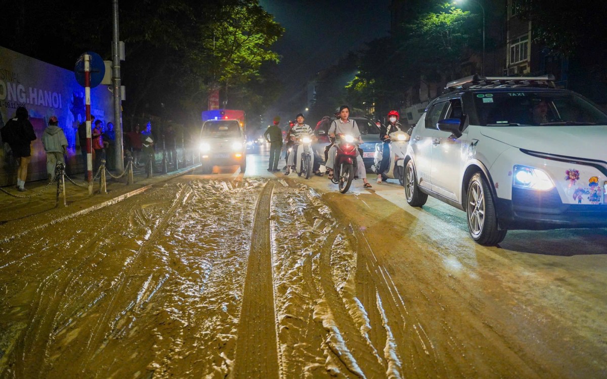 Hà Nội: Xử phạt nghiêm tài xế xe tải làm rơi vãi bùn đất, tiềm ẩn nguy cơ tai nạn giao thông