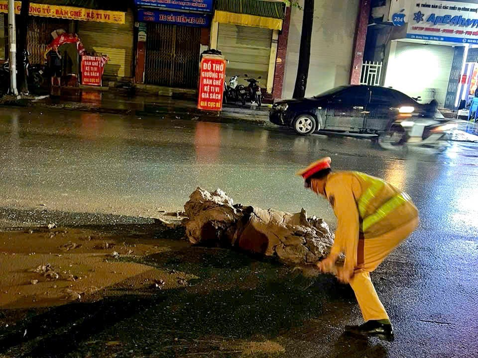 Hà Nội: Xử phạt nghiêm tài xế xe tải làm rơi vãi bùn đất, tiềm ẩn nguy cơ tai nạn giao thông