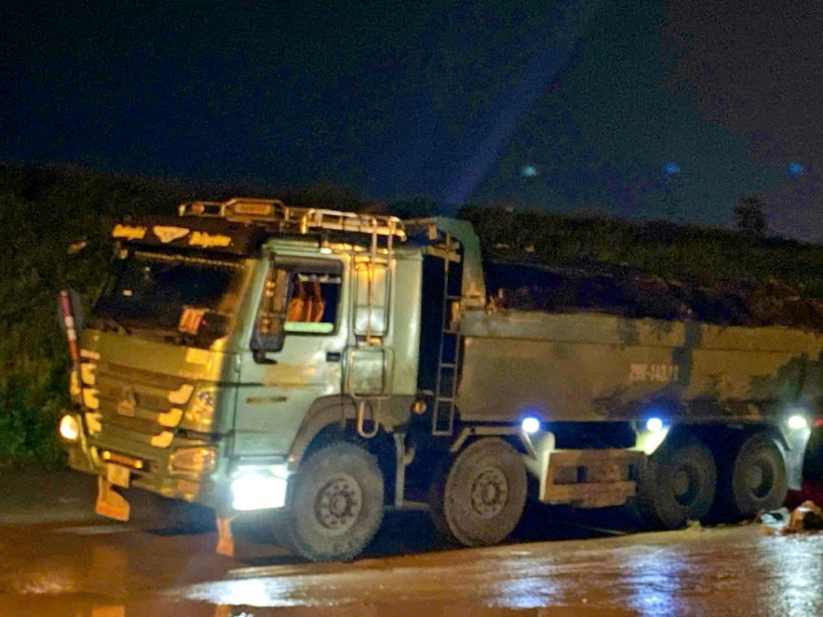 Hà Nội: Xử phạt nghiêm tài xế xe tải làm rơi vãi bùn đất, tiềm ẩn nguy cơ tai nạn giao thông