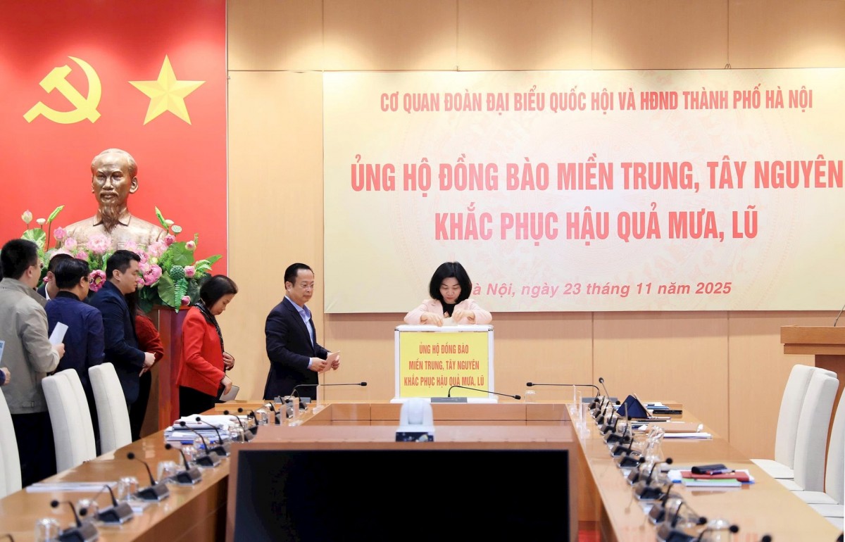 Cơ quan Đoàn đại biểu Quốc hội và HĐND Thành phố kịp thời sẻ chia khó khăn với đồng bị thiệt hại do mưa lũ