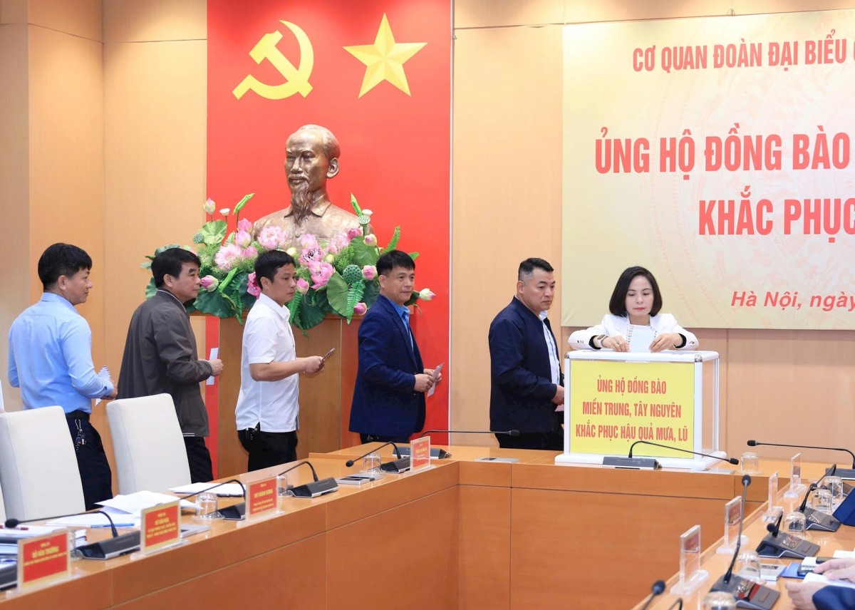 Cơ quan Đoàn đại biểu Quốc hội và HĐND Thành phố kịp thời sẻ chia khó khăn với đồng bị thiệt hại do mưa lũ