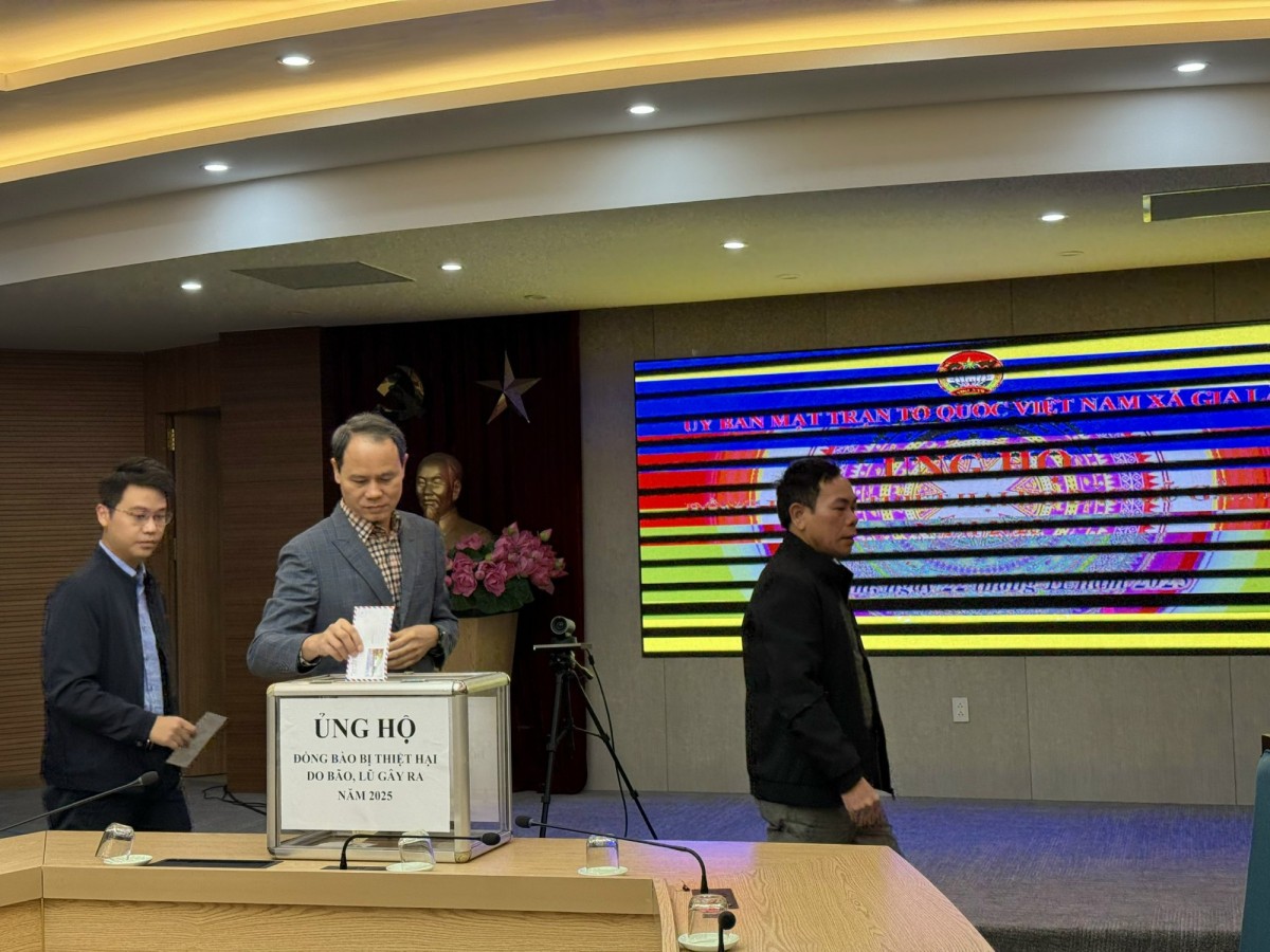 Xã Gia Lâm chung tay ủng hộ đồng bào bị ảnh hưởng bởi mưa lũ