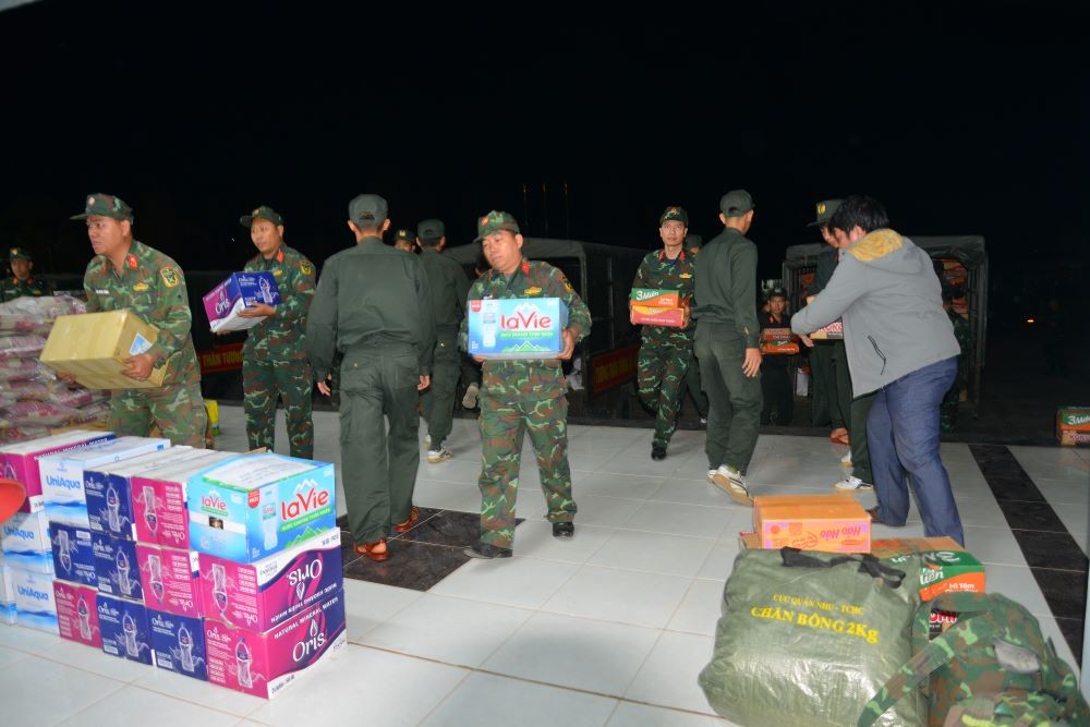 Bộ Tư lệnh Thủ đô Hà Nội trao trọn nghĩa tình của người dân Thủ đô đến với Gia Lai Bộ Tư lệnh Thủ đô Hà Nội trao trọn nghĩa tình của người dân Thủ đô đến với Gia Lai