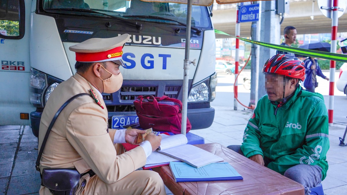 Cảnh báo nguy cơ tai nạn từ thói quen dùng điện thoại khi lái xe