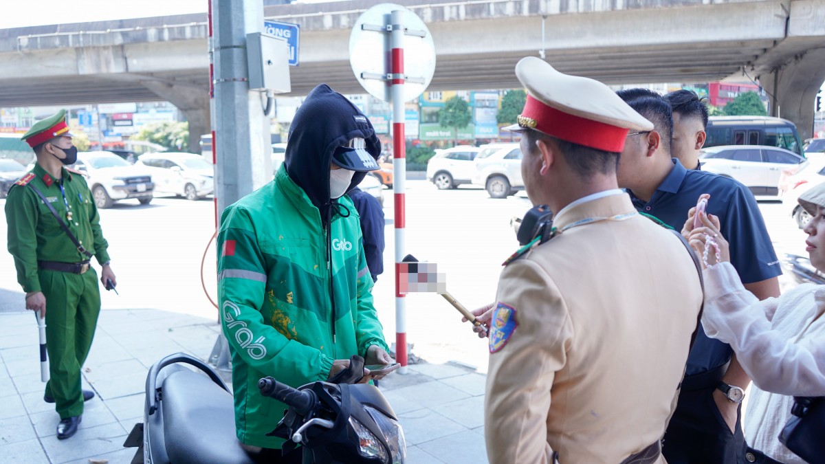 Cảnh báo nguy cơ tai nạn từ thói quen dùng điện thoại khi lái xe