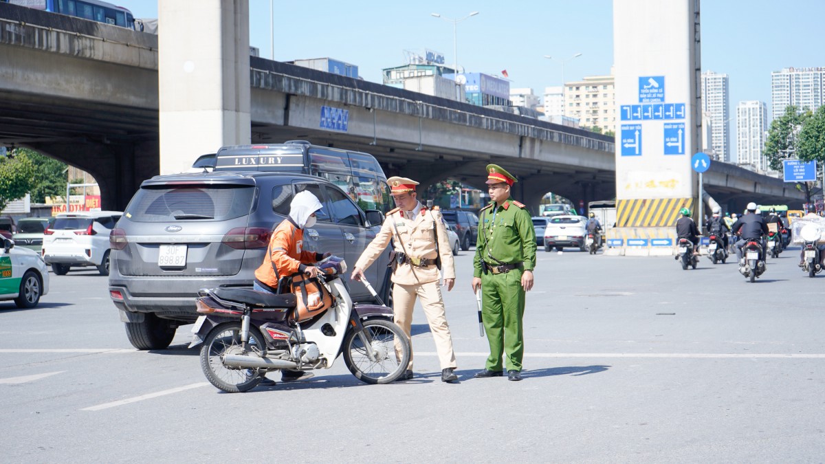 Cảnh báo nguy cơ tai nạn từ thói quen dùng điện thoại khi lái xe