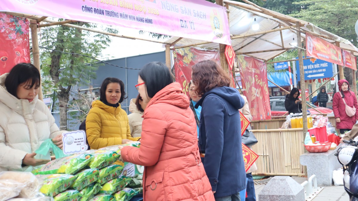 Chợ Tết Xuân Bính Ngọ 2026 phường Văn Miếu - Quốc Tử Giám: Người lao động phấn khởi, sắm Tết thêm đủ đầy Chợ Tết Xuân Bính Ngọ 2026 phường Văn Miếu - Quốc Tử Giám: Người lao động phấn khởi, sắm Tết thêm đủ đầy
