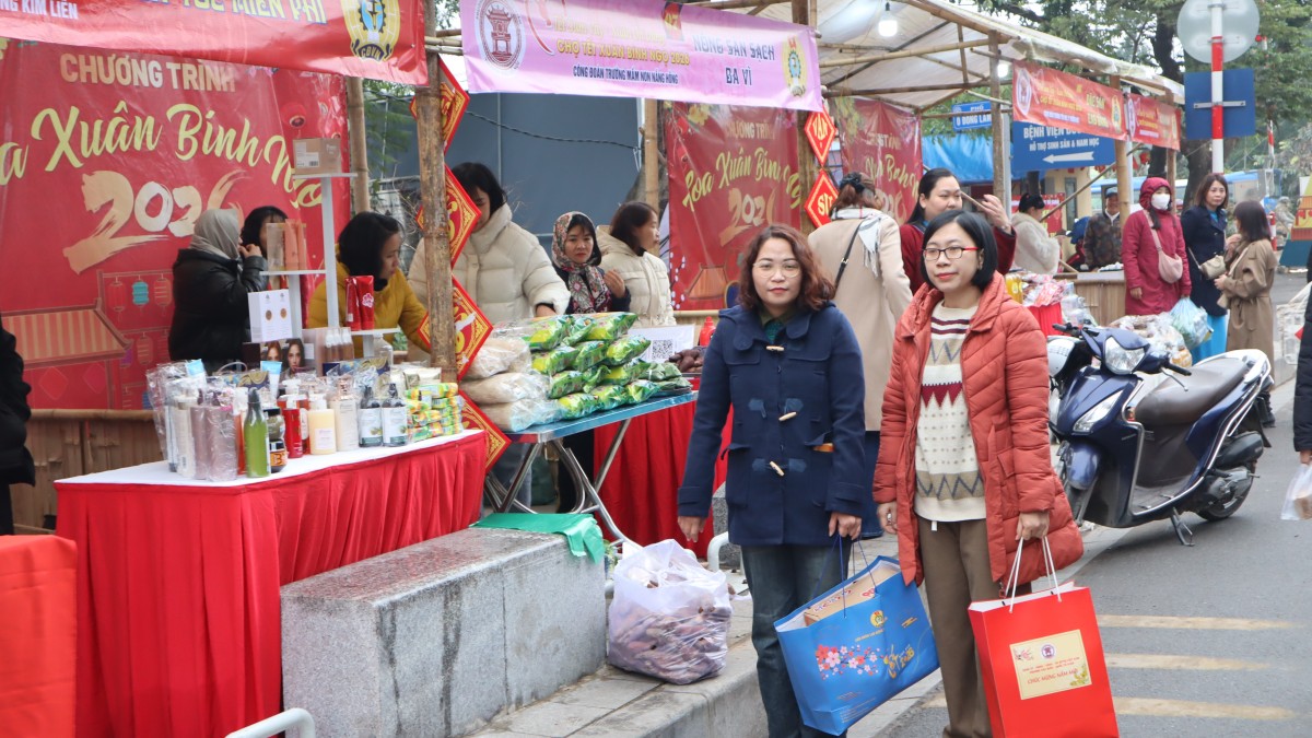 Chợ Tết Xuân Bính Ngọ 2026 phường Văn Miếu - Quốc Tử Giám: Người lao động phấn khởi, sắm Tết thêm đủ đầy