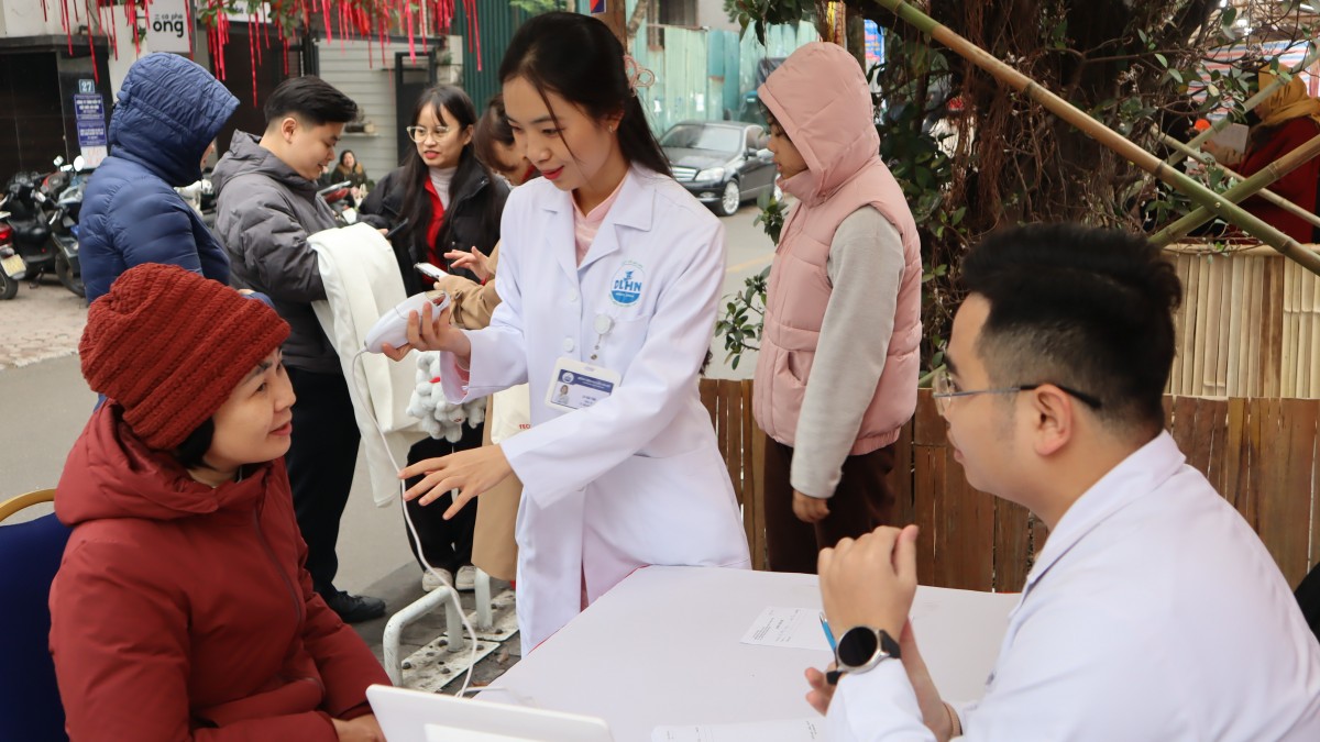 Chợ Tết Xuân Bính Ngọ 2026 phường Văn Miếu - Quốc Tử Giám: Người lao động phấn khởi, sắm Tết thêm đủ đầy Chợ Tết Xuân Bính Ngọ 2026 phường Văn Miếu - Quốc Tử Giám: Người lao động phấn khởi, sắm Tết thêm đủ đầy