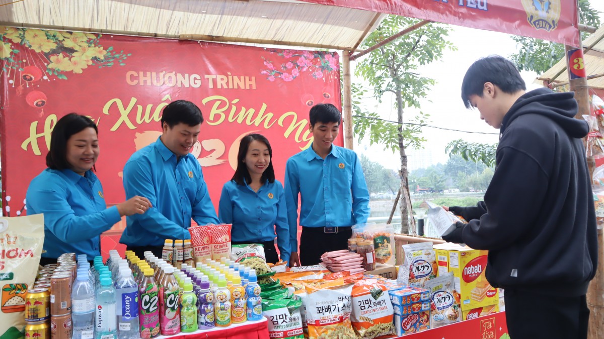 Chợ Tết Xuân Bính Ngọ 2026 phường Văn Miếu - Quốc Tử Giám: Người lao động phấn khởi, sắm Tết thêm đủ đầy Chợ Tết Xuân Bính Ngọ 2026 phường Văn Miếu - Quốc Tử Giám: Người lao động phấn khởi, sắm Tết thêm đủ đầy