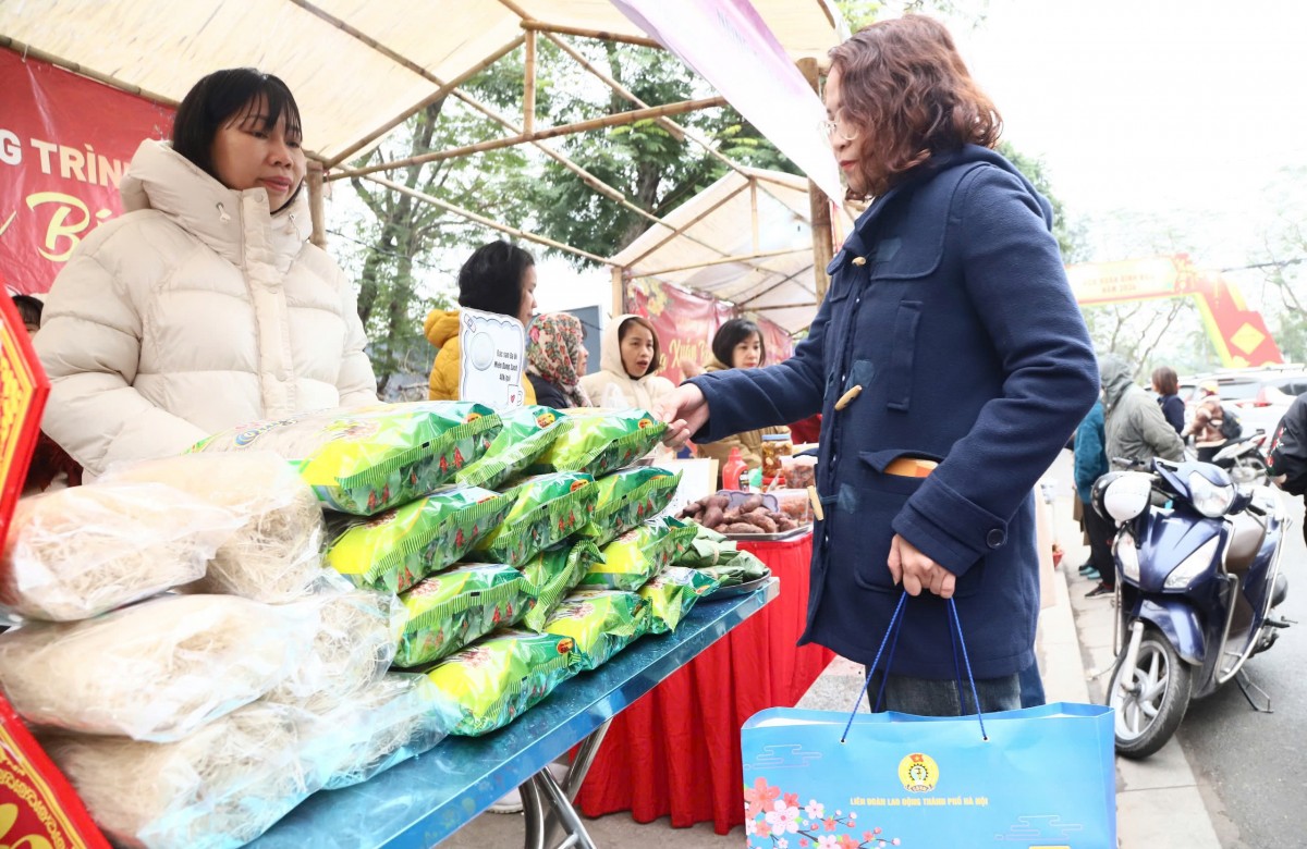 Chợ Tết Xuân Bính Ngọ 2026 phường Văn Miếu - Quốc Tử Giám: Người lao động phấn khởi, sắm Tết thêm đủ đầy Chợ Tết Xuân Bính Ngọ 2026 phường Văn Miếu - Quốc Tử Giám: Người lao động phấn khởi, sắm Tết thêm đủ đầy