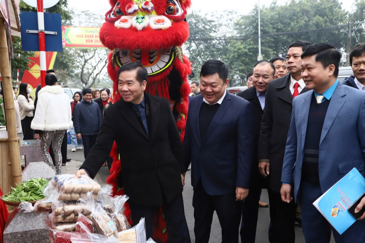 Chợ Tết Xuân Bính Ngọ 2026 phường Văn Miếu - Quốc Tử Giám: Người lao động phấn khởi, sắm Tết thêm đủ đầy Chợ Tết Xuân Bính Ngọ 2026 phường Văn Miếu - Quốc Tử Giám: Người lao động phấn khởi, sắm Tết thêm đủ đầy