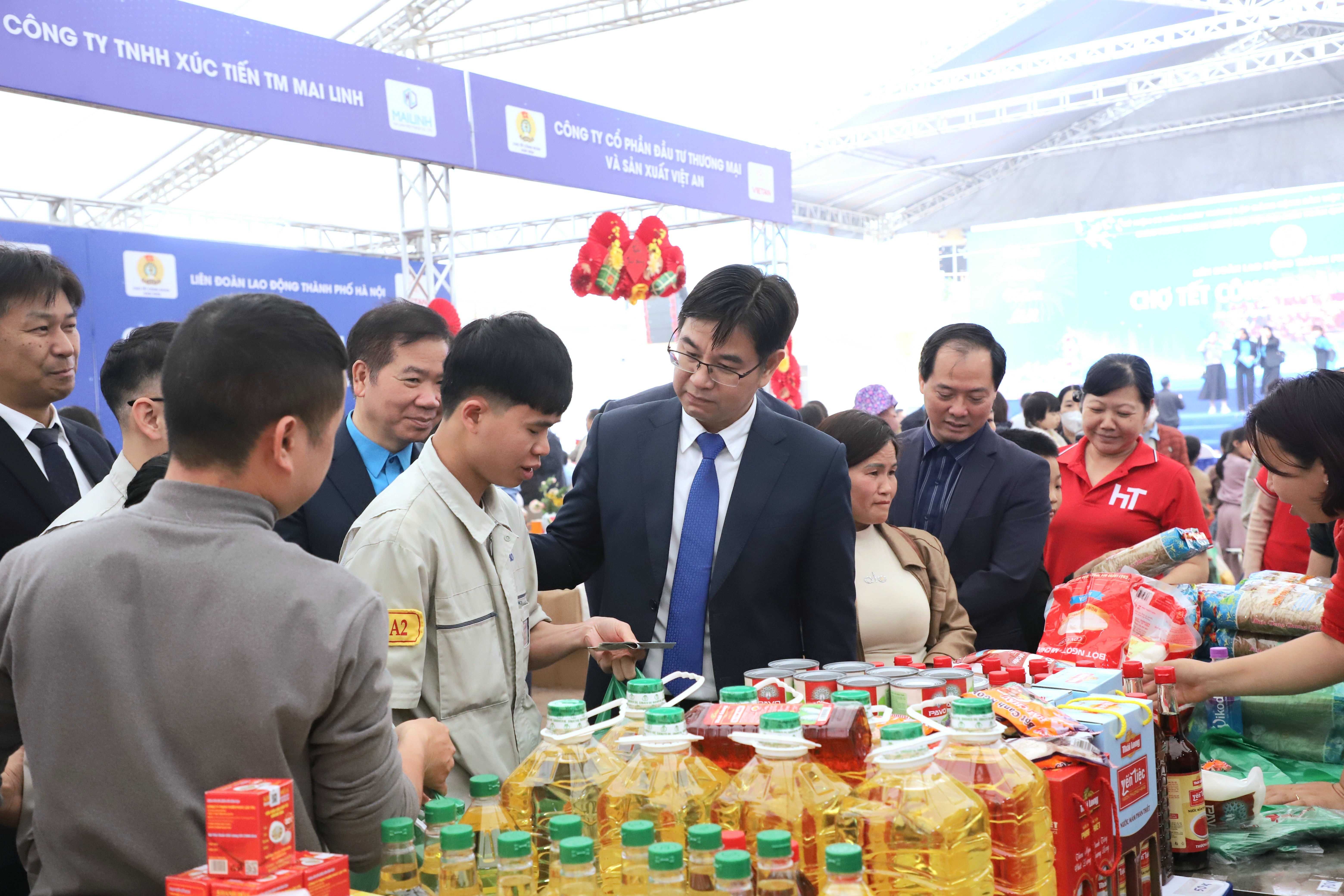 Khai mạc Chợ Tết Công đoàn 2026: Ấm áp nghĩa tình Công đoàn Thủ đô Khai mạc Chợ Tết Công đoàn 2026: Ấm áp nghĩa tình Công đoàn Thủ đô