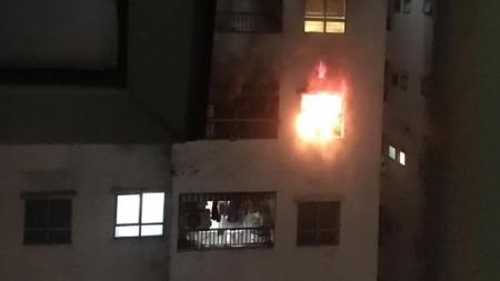 Hà Nội: Hướng dẫn 120 người thoát khỏi đám cháy trong chung cư