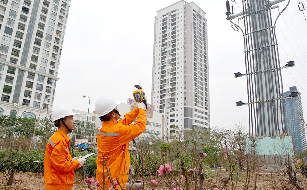 Nhân viên Công ty Lưới điện cao thế thành phố Hà Nội kiểm tra đường dây 110kV.