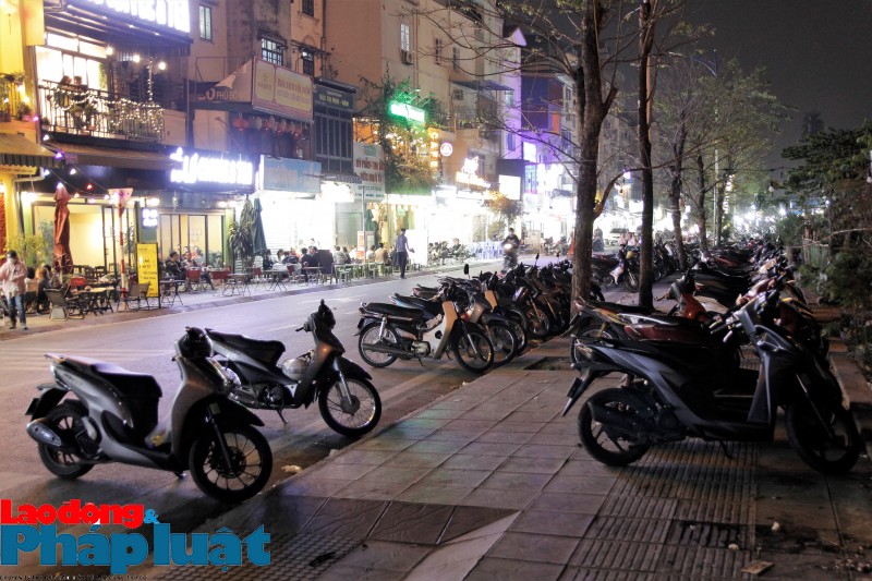 Hà Nội: Nhiều tuyến phố "mất trắng" vỉa hè