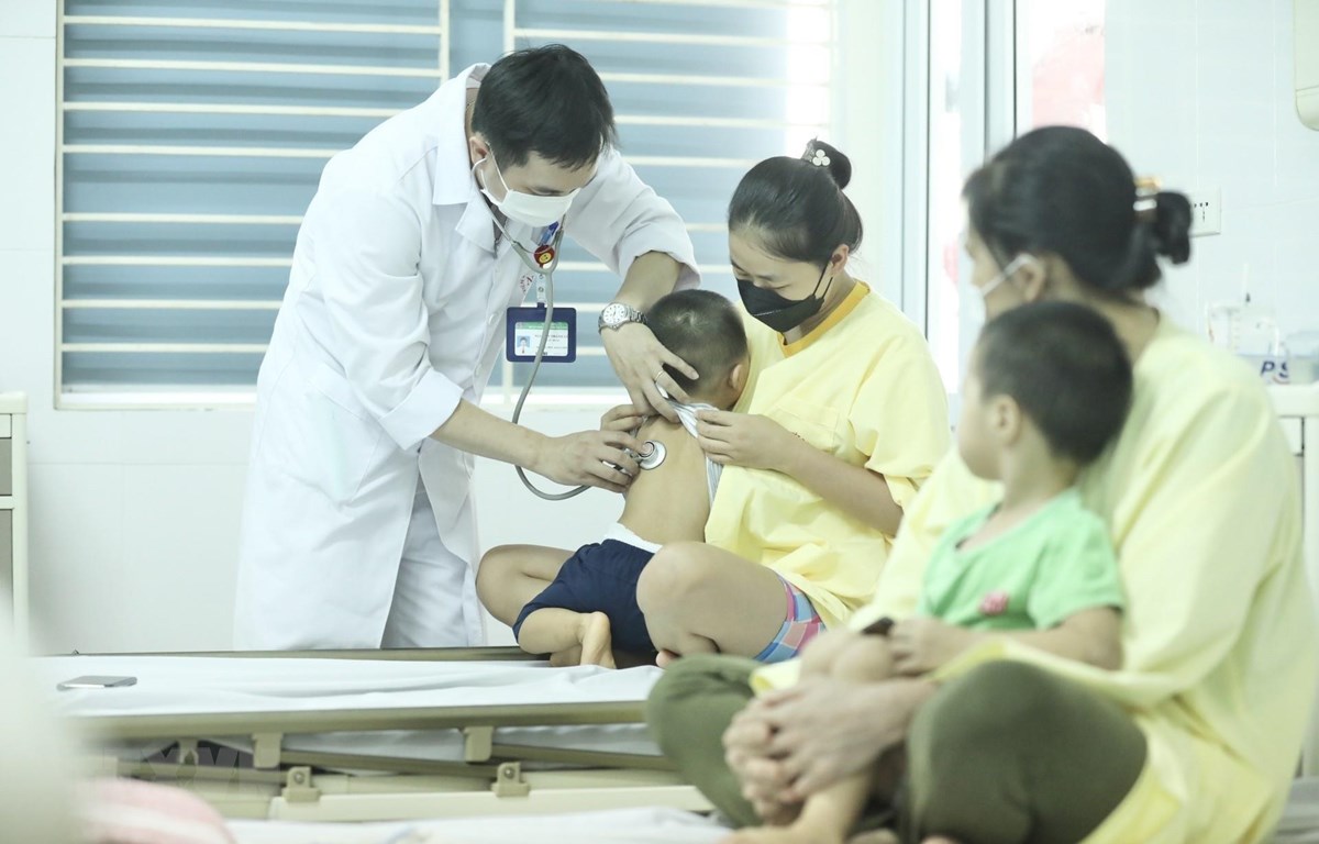 Bác sĩ thăm khám cho bệnh nhi đang điều trị cúm A tại Bệnh viện Bệnh nhiệt đới Trung ương. (Ảnh: Minh Quyết/TTXVN)