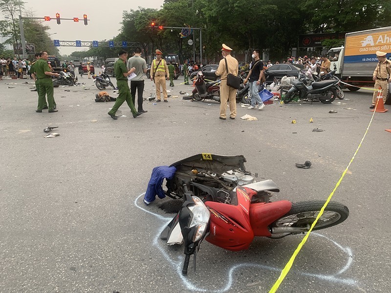 Hiện trường vụ tai nạn kinh hoàng tại ngã tư Võ Chí Công – Xuân La