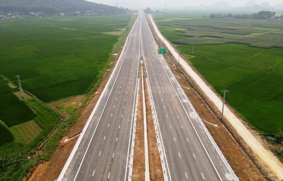Bộ Giao thông Vận tải sẽ nỗ lực hoàn thành và đưa vào khai thác thông xe gần 250km nữa trong từ nay tới cuối năm 2023. (Ảnh: CTV/Vietnam+)
