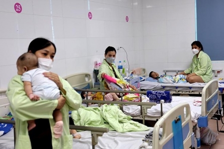 Hà Nội: Trẻ nhỏ nhập viện tăng cao do thời tiết thất thường, bác sĩ khuyến cáo cách phòng bệnh