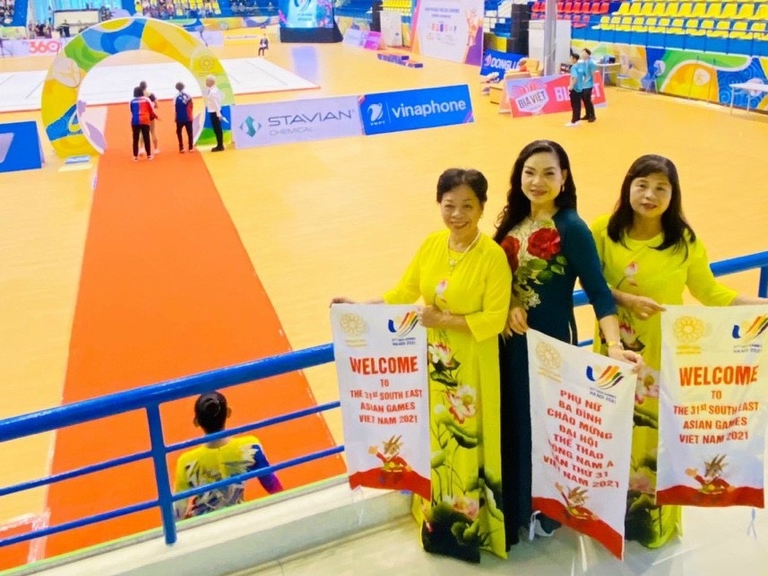 Đội tình nguyện SEA Games 31 phường Liễu Giai tiếp sức ngày thi cuối