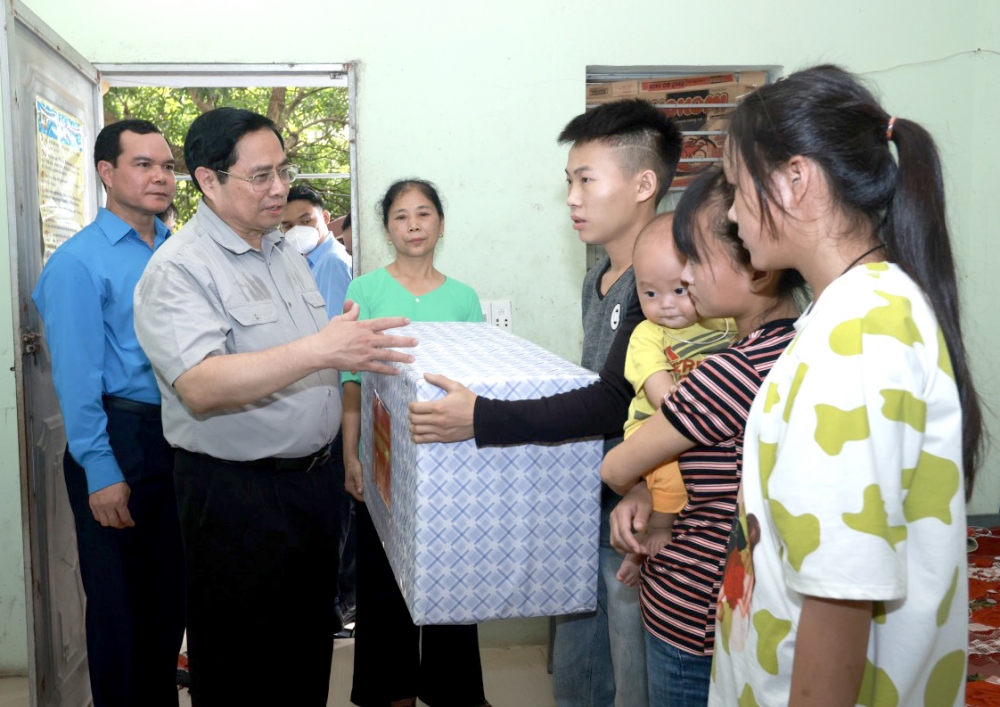Thủ tướng Chính phủ Phạm Minh Chính thăm, tặng quà công nhân lao động tỉnh Bắc Giang