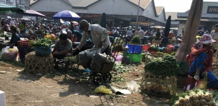 "Chợ công nhân" và nỗi lo an toàn vệ sinh thực phẩm ở TP. Hồ Chí Minh