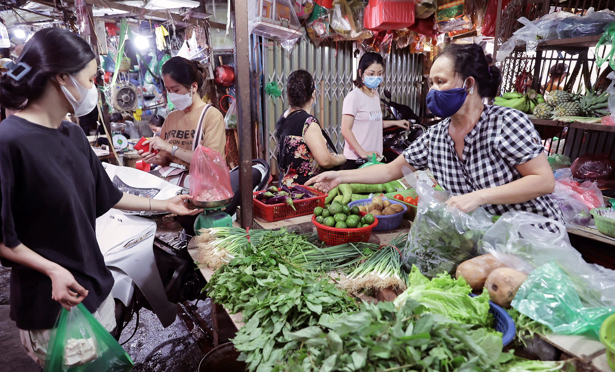 Người ti&amp;ecirc;u d&amp;ugrave;ng mua rau xanh tại chợ Kim Li&amp;ecirc;n (Đống Đa).