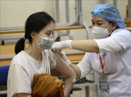 Lo ngại "dịch chồng dịch", Hà Nội yêu cầu đẩy mạnh tiêm vaccine phòng COVID-19