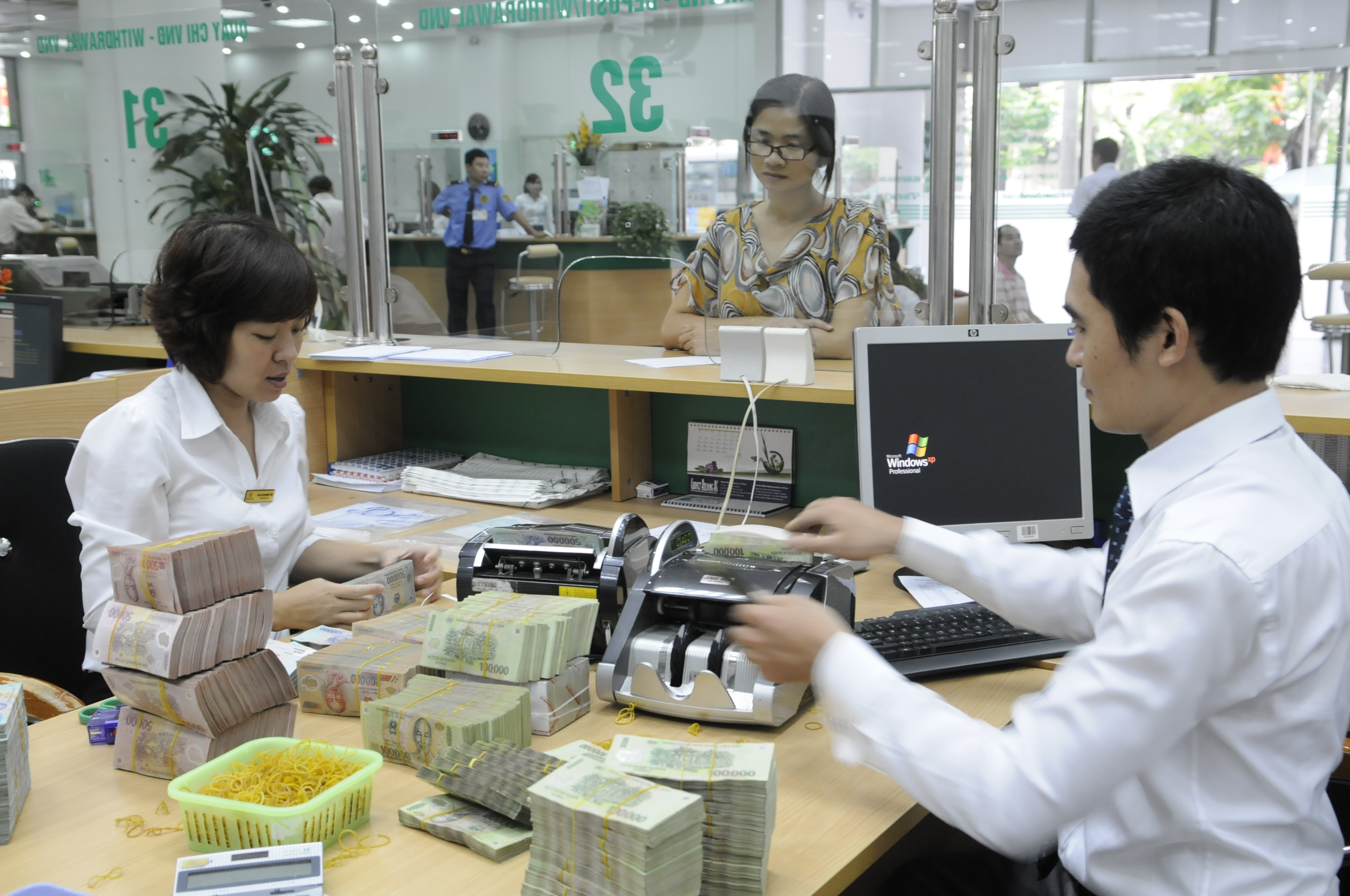 Hoạt động nghiệp vụ tại Vietcombank. Ảnh: Trần Việt &amp;nbsp;