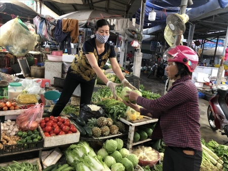 Công nhân "đau đầu" đi chợ vì giá thực phẩm tăng