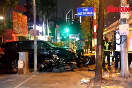 Hà Nội: "Xế điên" đâm ô tô, xe máy đổ la liệt, nhiều người thương vong