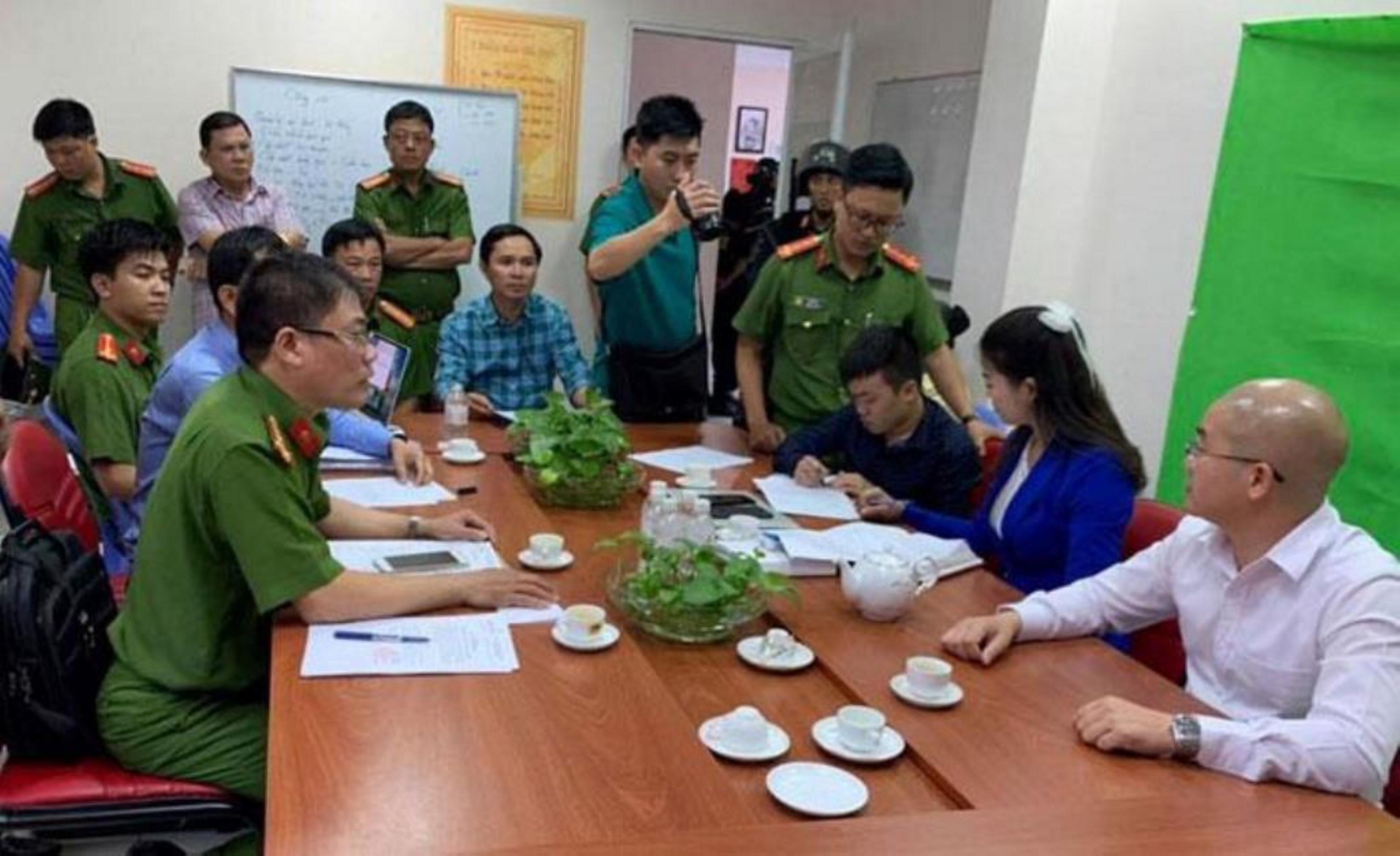 Nguyễn Th&amp;aacute;i Luyện (ngo&amp;agrave;i c&amp;ugrave;ng b&amp;ecirc;n phải) c&amp;ugrave;ng em trai Nguyễn Th&amp;aacute;i Lĩnh đang k&amp;yacute; v&amp;agrave;o bi&amp;ecirc;n bản bắt tạm giam v&amp;agrave;o ng&amp;agrave;y 18/9/2019. Ảnh tư liệu.