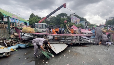 TP Hồ Chí Minh: Cổng chào Công viên nước Đầm Sen đổ sập xuống đường