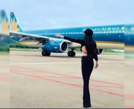Nữ hành khách tung tăng chụp ảnh gần máy bay đang lăn bánh bị cấm bay 6 tháng