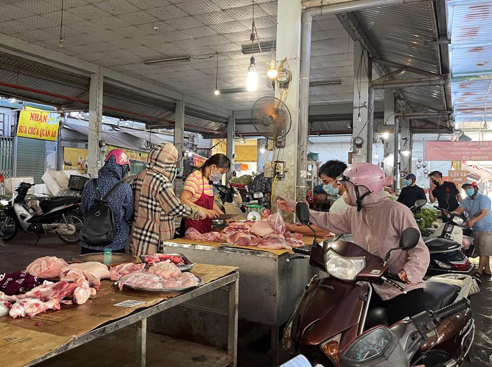 Người ti&amp;ecirc;u d&amp;ugrave;ng chọn mua thịt lợn tại chợ H&amp;agrave; Đ&amp;ocirc;ng. Ảnh: Ngọc &amp;Aacute;nh