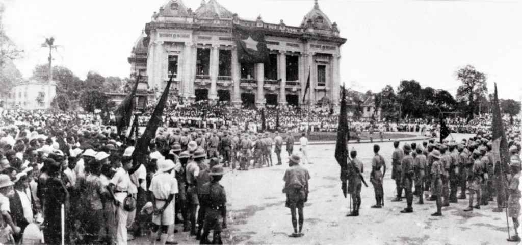 Mít tinh Tổng khởi nghĩa tại Quảng trường Nhà hát Lớn Hà Nội ngày 19/8/1945 (Ảnh tư liệu)
