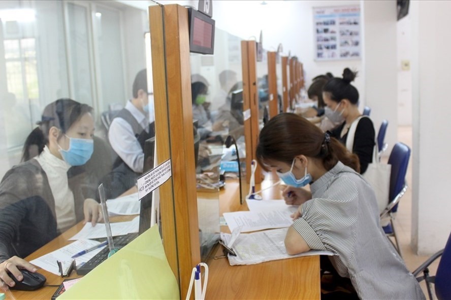 Người lao động nộp hồ sơ Bảo hiểm thất nghiệp tại Trung tâm Dịch vụ việc làm Hà Nội. Ảnh: ANH THƯ