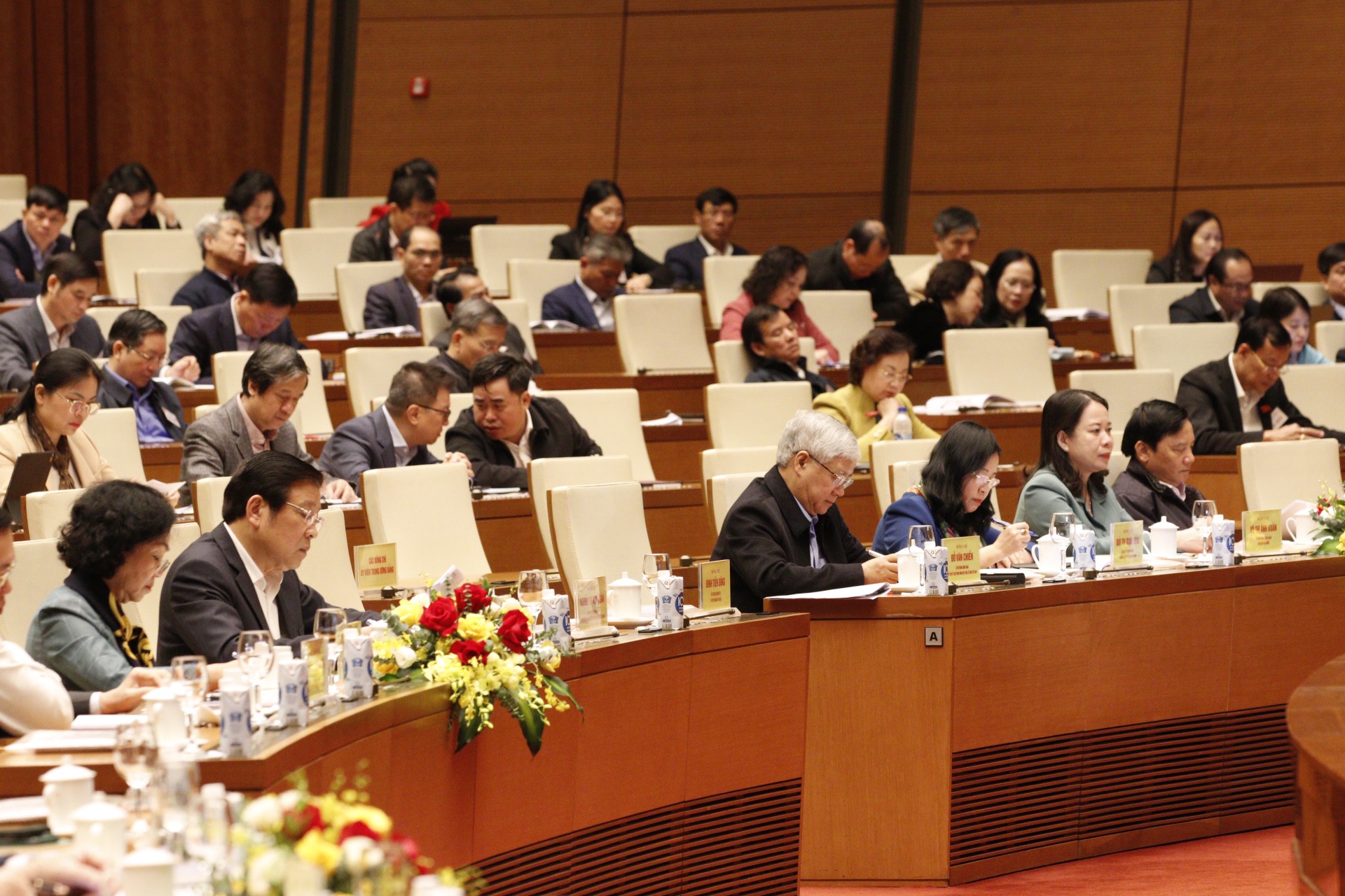 Các đại biểu nghe truyền đạt Nghị quyết 29-NQ/TW về “Tiếp tục đẩy mạnh công nghiệp hoá, hiện đại hoá đất nước đến năm 2030, tầm nhìn đến năm 2045”. Ảnh: Nhật Bắc
