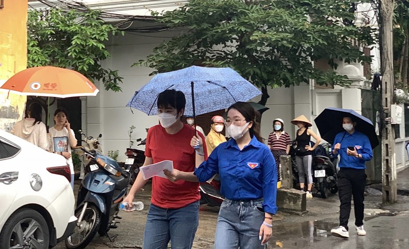 Hà Nội: “Căng mình” dưới mưa hỗ trợ sĩ tử dự thi tốt nghiệp THPT năm 2023