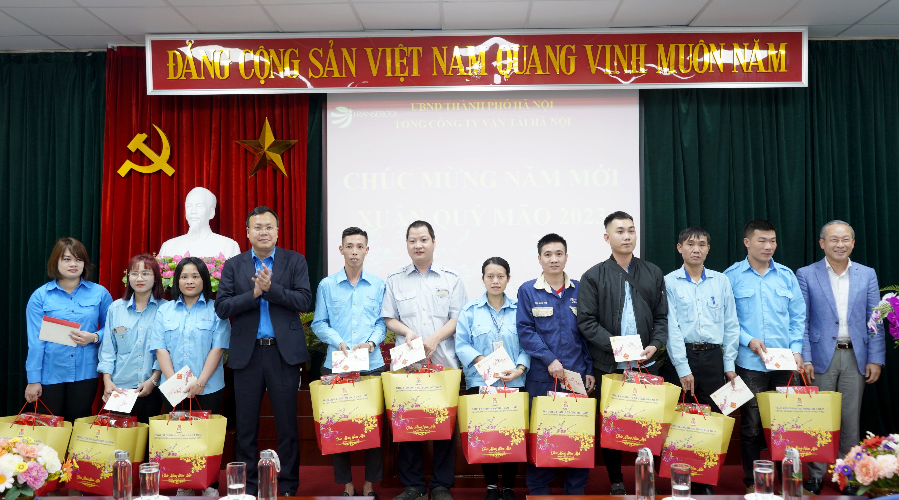 Lãnh đạo LĐLĐ thành phố Hà Nội thăm, tặng quà Tết cho lực lượng y tế và người lao động