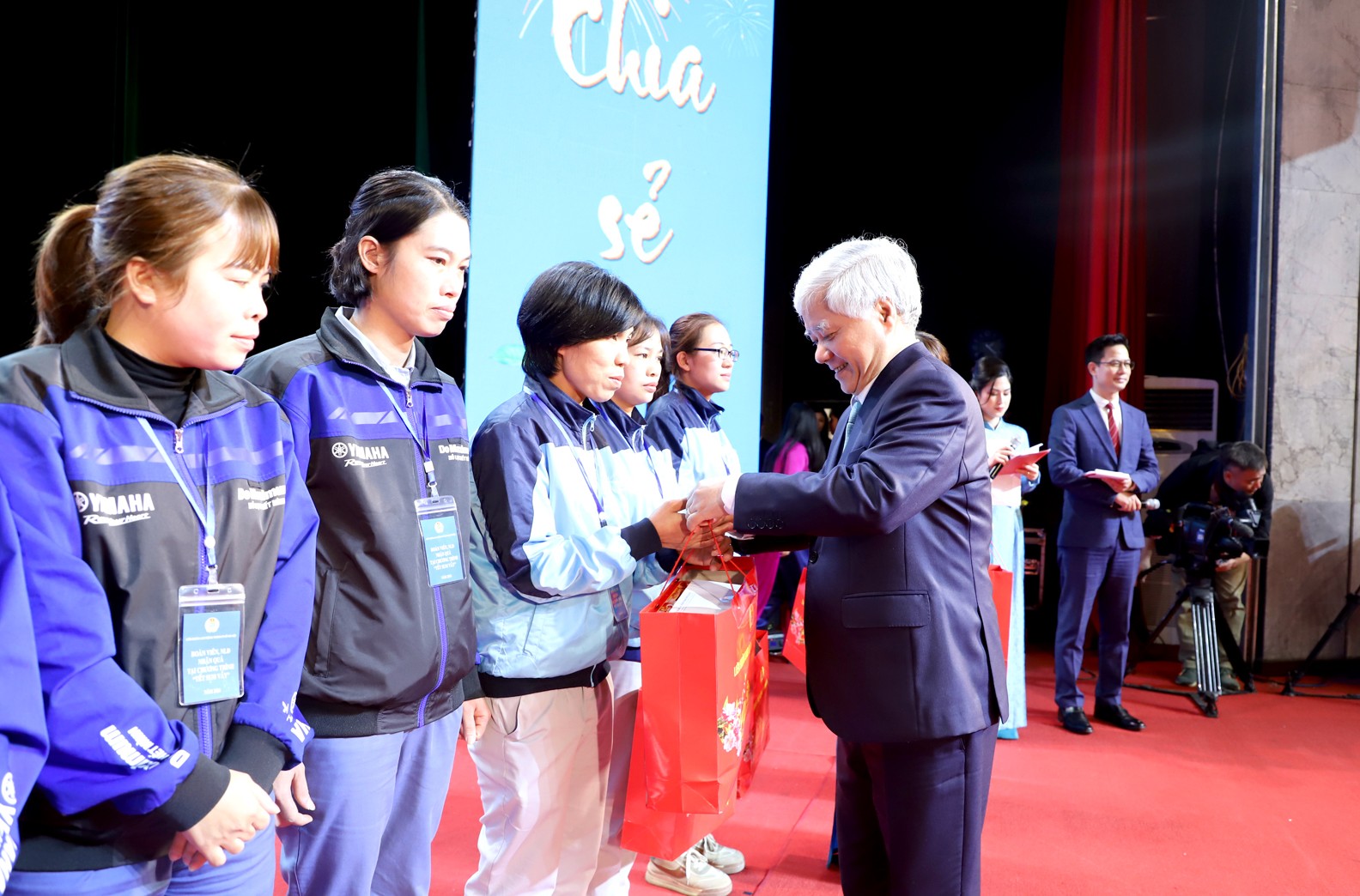 ĐANG TRỰC TUYẾN: Đoàn viên, người lao động Thủ đô hồ hởi tham gia Chợ Tết Công đoàn