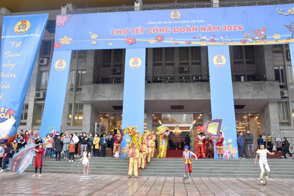 ĐANG TRỰC TUYẾN: Đoàn viên, người lao động Thủ đô hồ hởi tham gia Chợ Tết Công đoàn