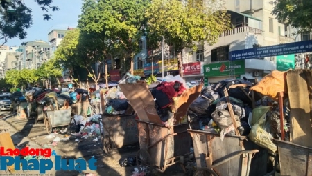 Khẩn trương khắc phục tình trạng rác thải ùn ứ trên nhiều tuyến phố của Thủ đô